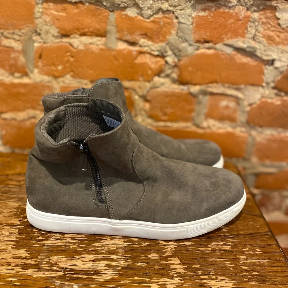 Men's Gray Suede High-Top Sneakers. Pre-owned
